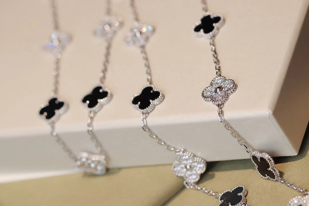 Clovers 20 Motifs Diamond Onyx Necklace